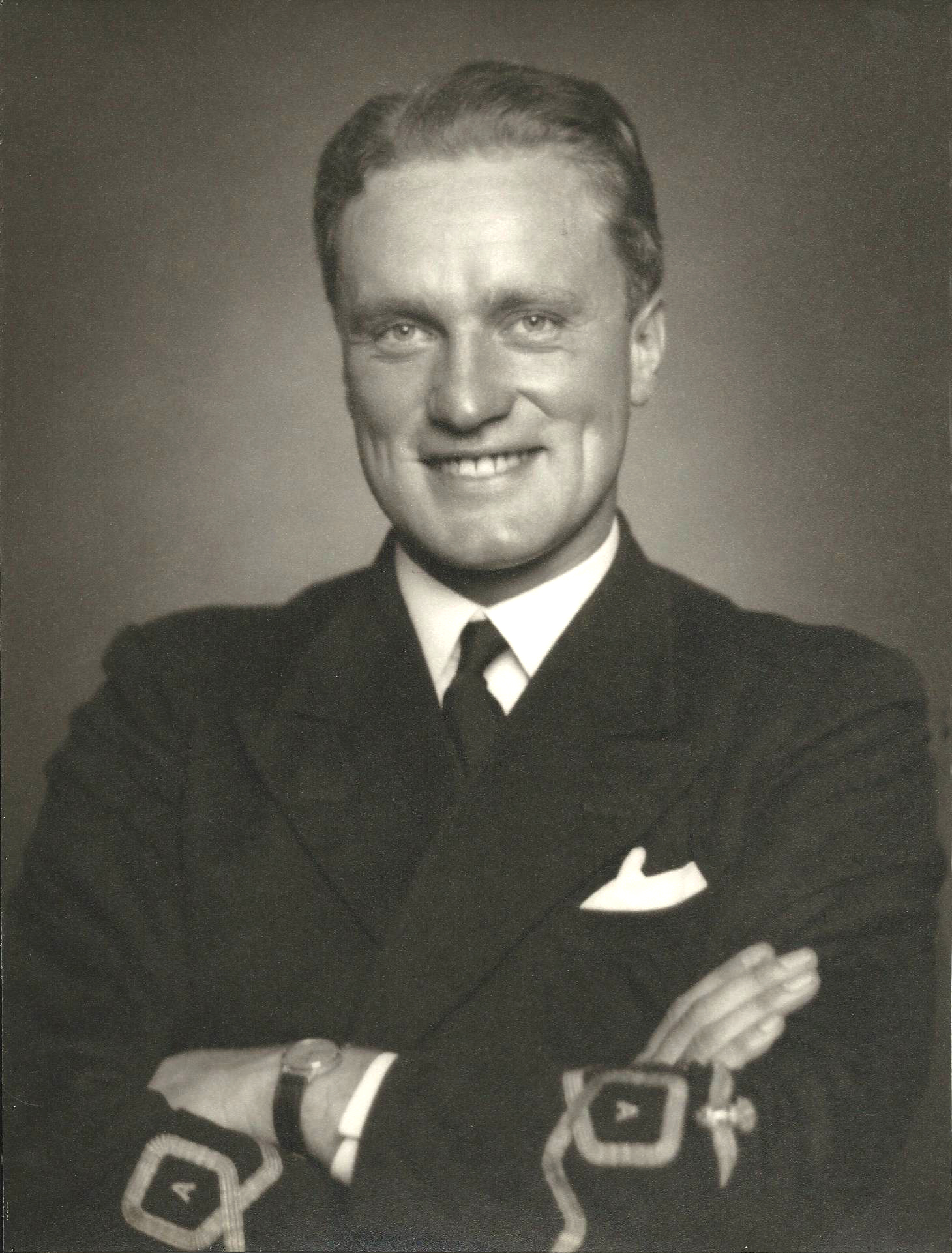 Photo of photos/Norman Donald MacLennan 1920-1993 portrait c1944